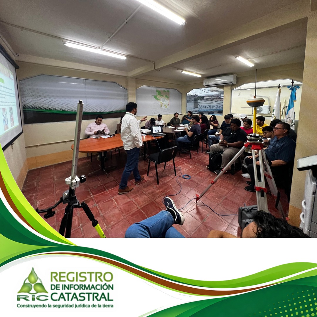 Capacitación a estudiantes universitarios sobre los procesos catastrales del Registro de Información Catastral de Guatemala